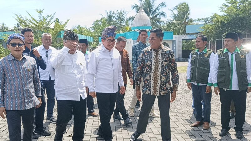 Foto Suasana Saat Bupati Drs. H. Haerul Warisin Menyambut Kedatangan Ketua Baznas RI, Dr. Ir. H. Sodik Mudjahid, M.Sc di RS Lombok Timur, pada Kamis (23/4/2026) (Dok. Pribadi)